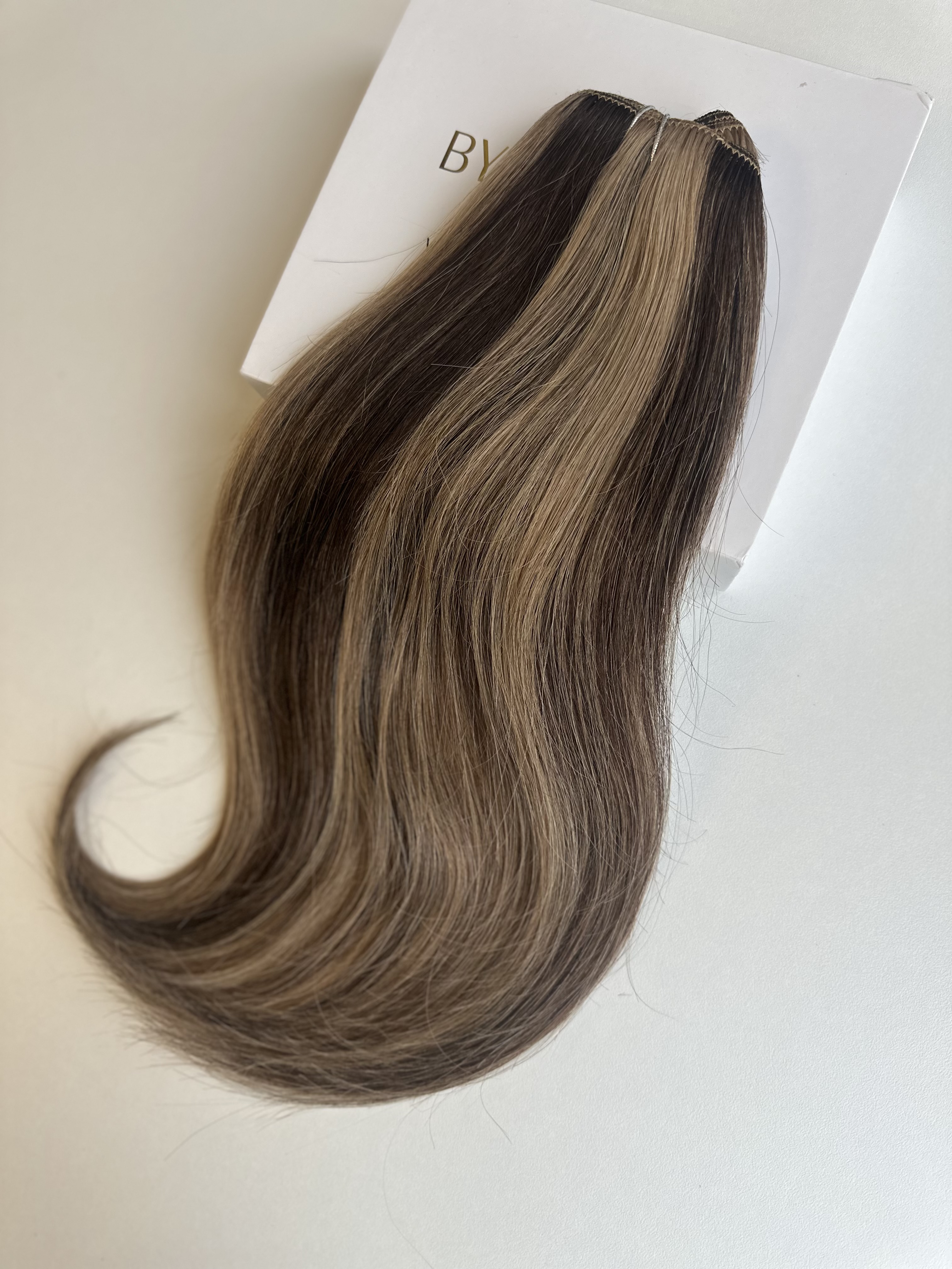 Clip On Premium Drept Black Collection Balayage #2/#60 - Extensii de par București Clip On Premium Drept Black Collection Balayage #2/#60 - Extensii de par București