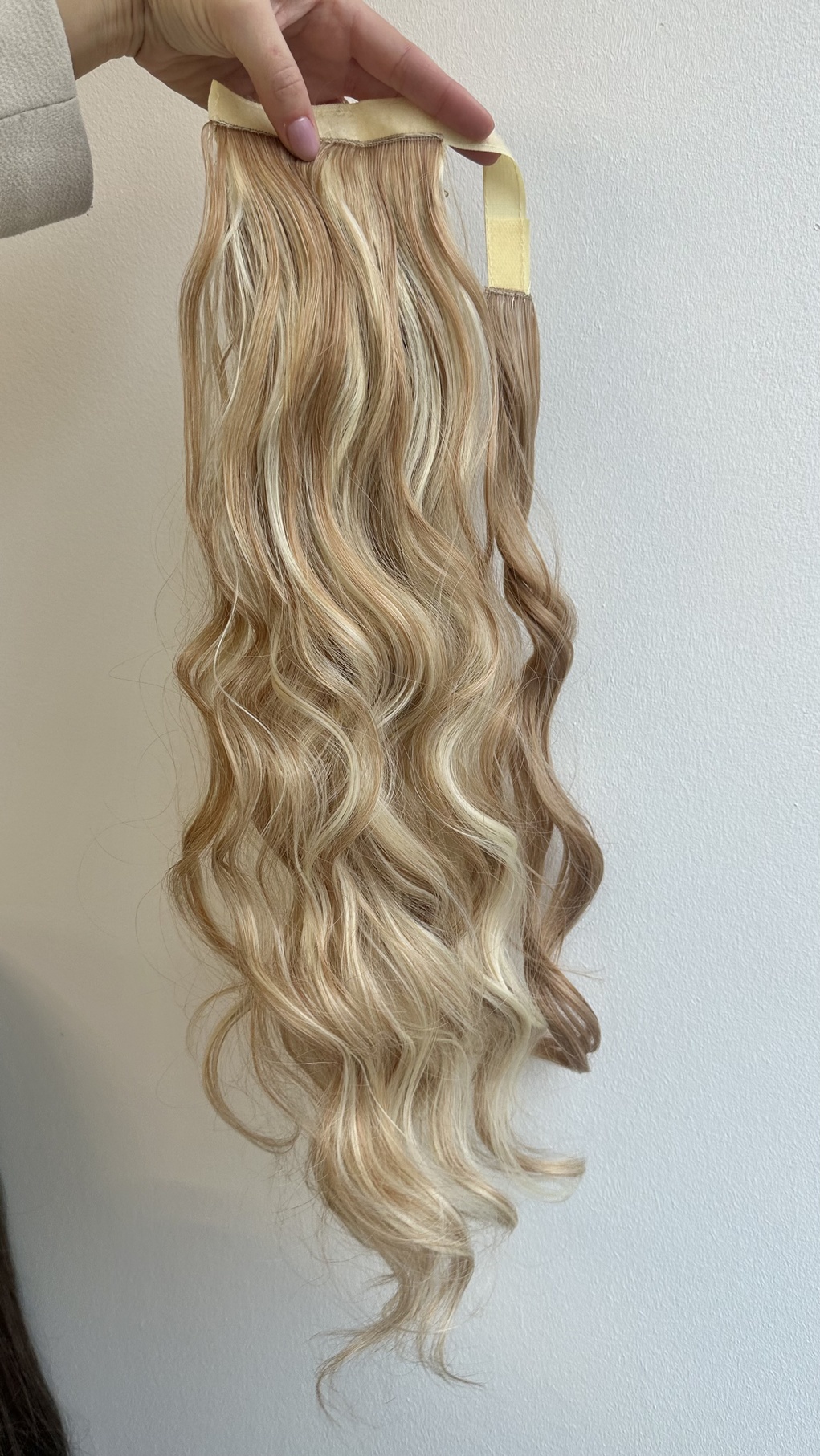 Coada de Par cu scai Ondulata Balayage #24/#60 - Extensii de par București Coada de Par cu scai Ondulata Balayage #24/#60 - Extensii de par București