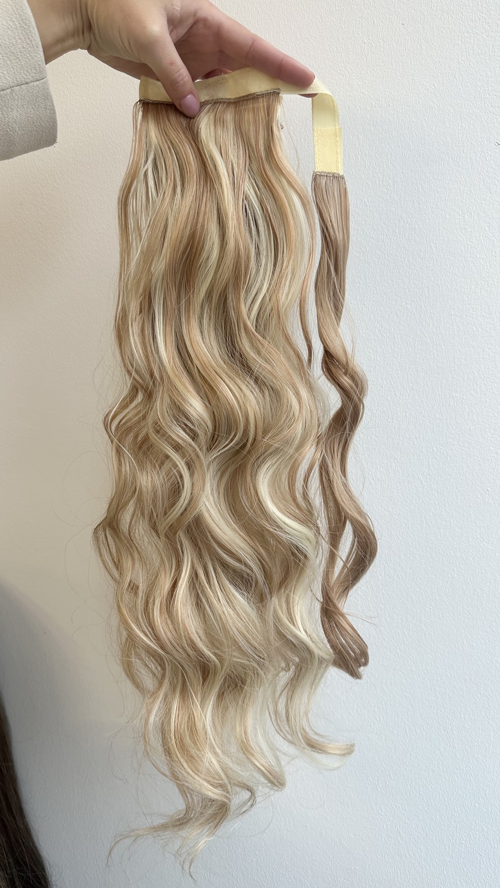 Coada de Par cu scai Ondulata Balayage #24/#60 - Extensii de par București Coada de Par cu scai Ondulata Balayage #24/#60 - Extensii de par București
