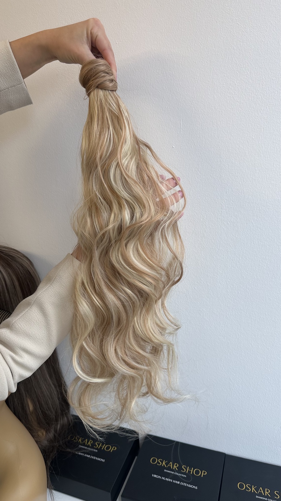 Coada de Par cu scai Ondulata Balayage #24/#60 - Extensii de par București Coada de Par cu scai Ondulata Balayage #24/#60 - Extensii de par București