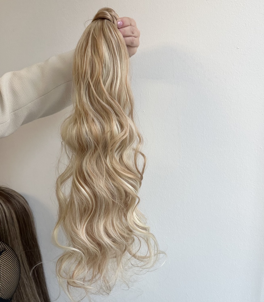 Coada de Par cu scai Ondulata Balayage #24/#60 - Extensii de par București Coada de Par cu scai Ondulata Balayage #24/#60 - Extensii de par București