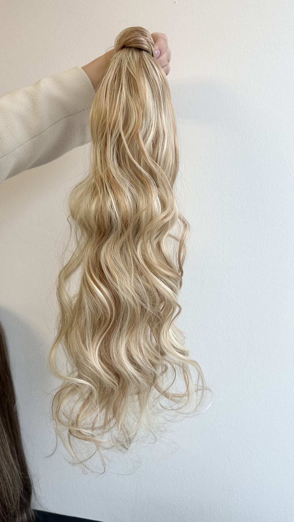 Coada de Par cu scai Ondulata Balayage #24/#60 - Extensii de par București Coada de Par cu scai Ondulata Balayage #24/#60 - Extensii de par București