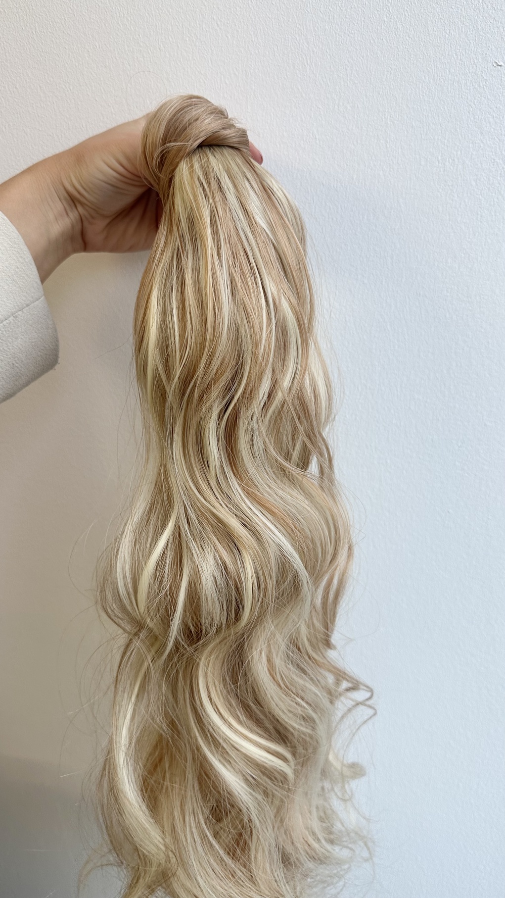 Coada de Par cu scai Ondulata Balayage #24/#60 - Extensii de par București Coada de Par cu scai Ondulata Balayage #24/#60 - Extensii de par București