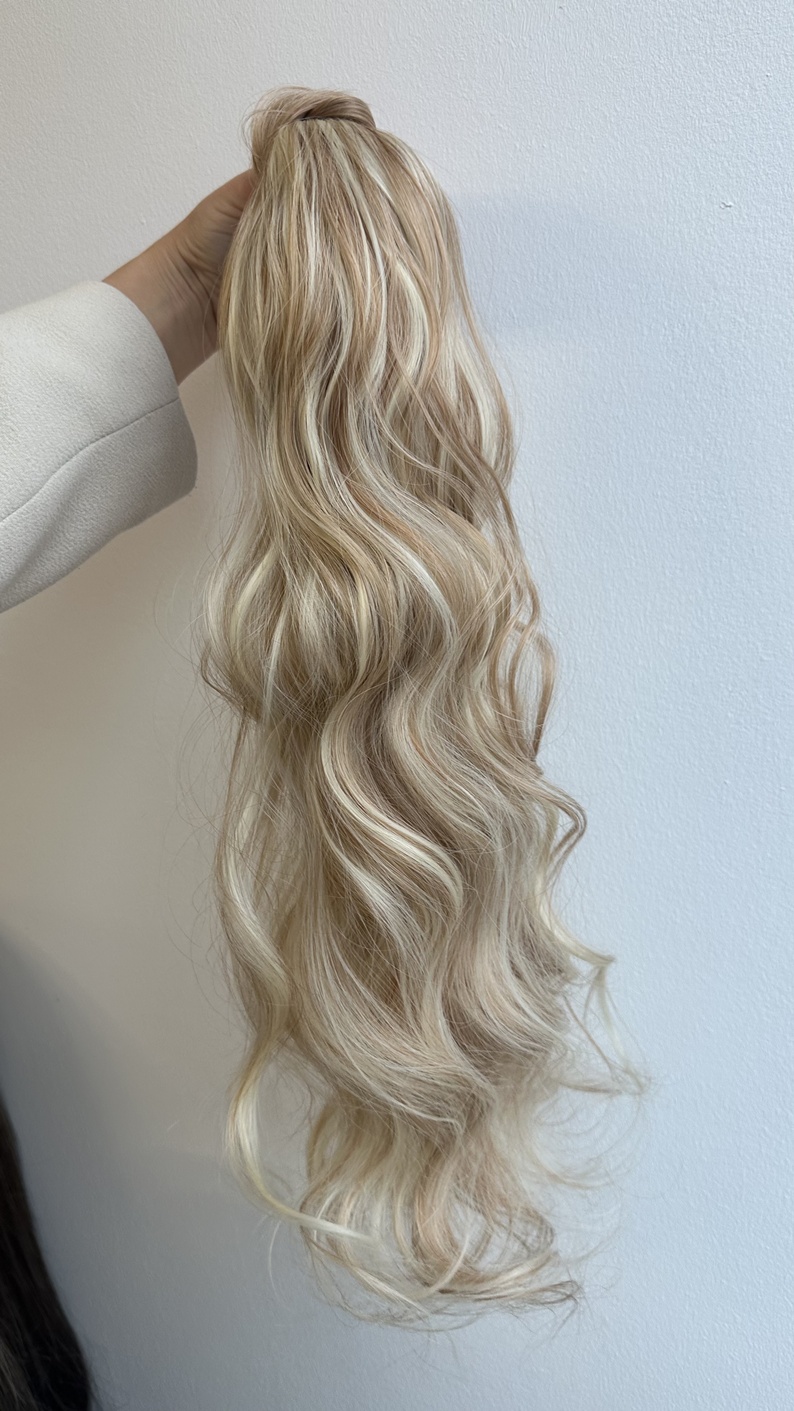 Coada de Par cu scai Ondulata Balayage #24/#60 - Extensii de par București Coada de Par cu scai Ondulata Balayage #24/#60 - Extensii de par București